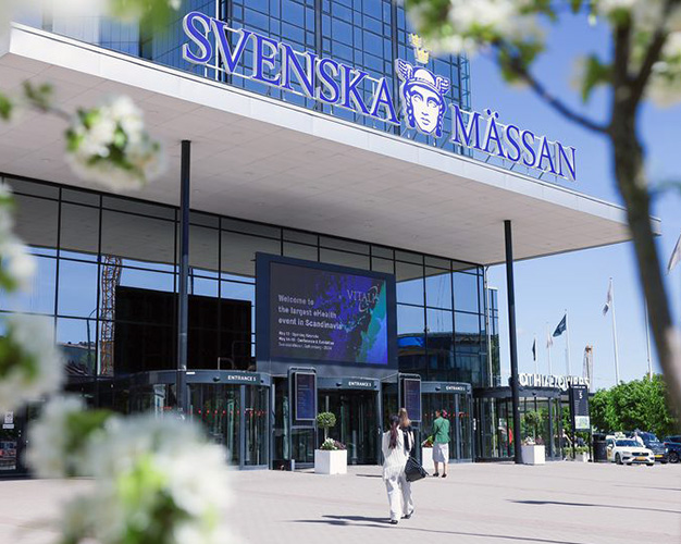 folk som går in på svenka mässan